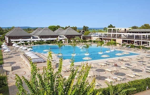 Marina Ruy Barbosa looks Valentino