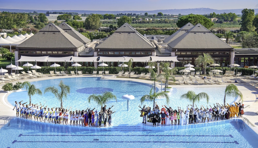 Marina Ruy Barbosa looks Valentino