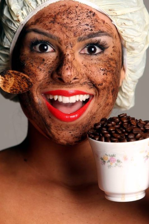 Máscara de Café vs. Esfoliantes Químicos: Qual a Melhor Opção para Sua Pele?
