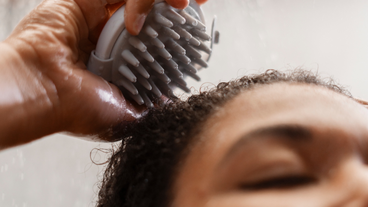 A ciência por trás da massagem para espessura do cabelo