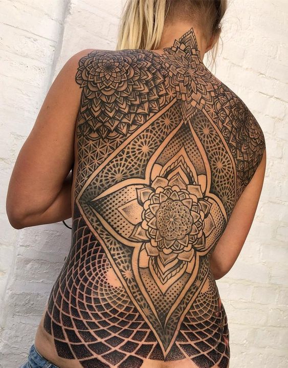 quanto custa tatuagem costas feminina grande