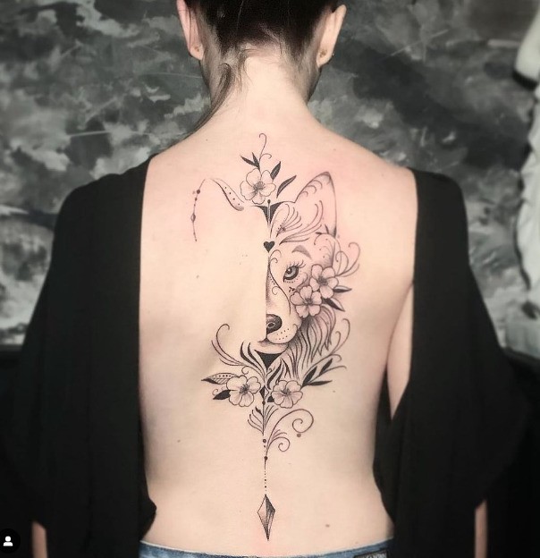 tatuagem coluna feminina flor de cerejeira