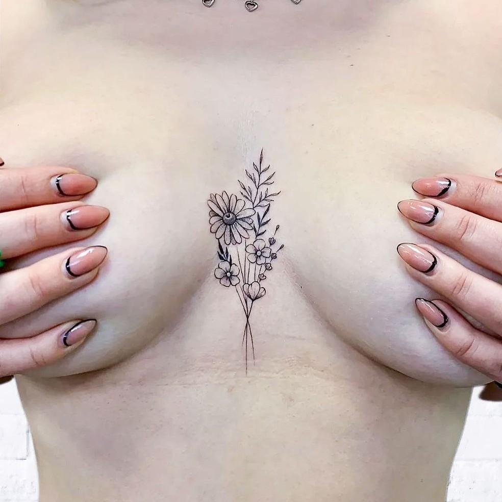 tatuagem entre seios vs underboob qual escolher