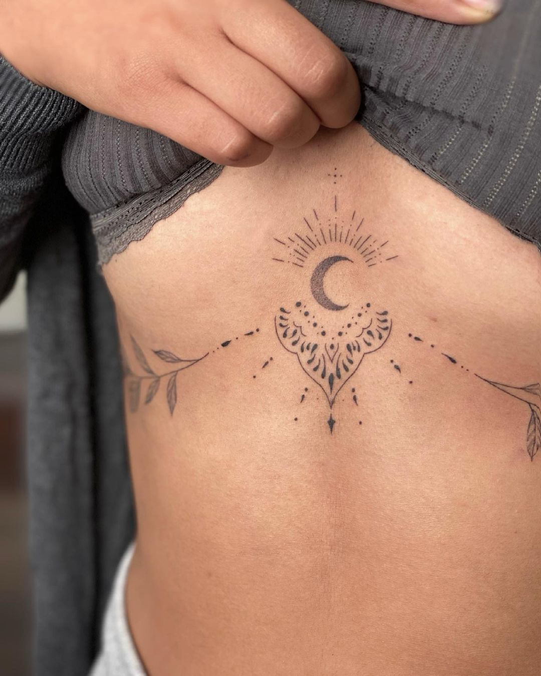 melhores ideias tatuagem entre os seios