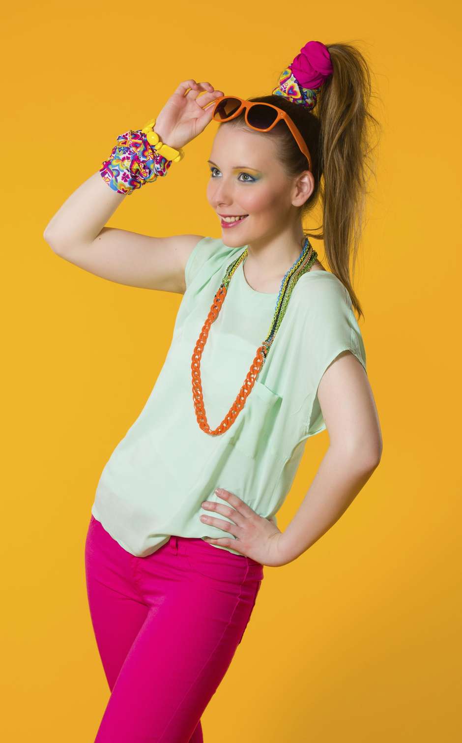 ideias de looks anos 80 femininos para festa