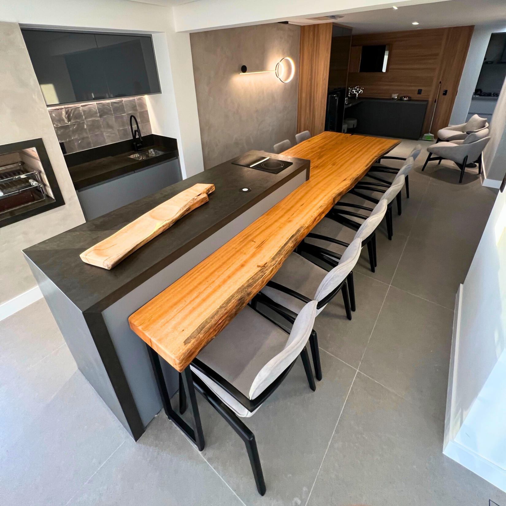cozinha integrada com ilha e mesa