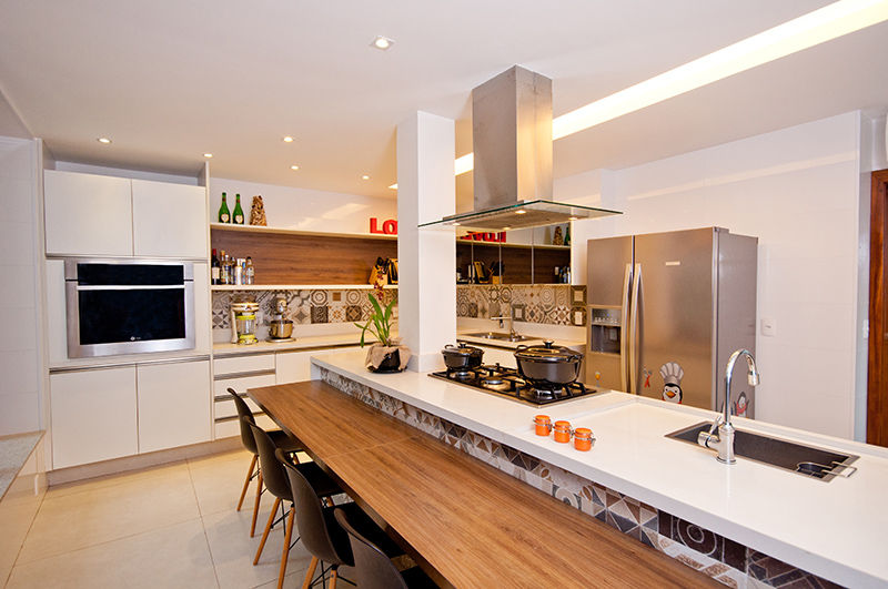 cozinha americana com ilha e mesa