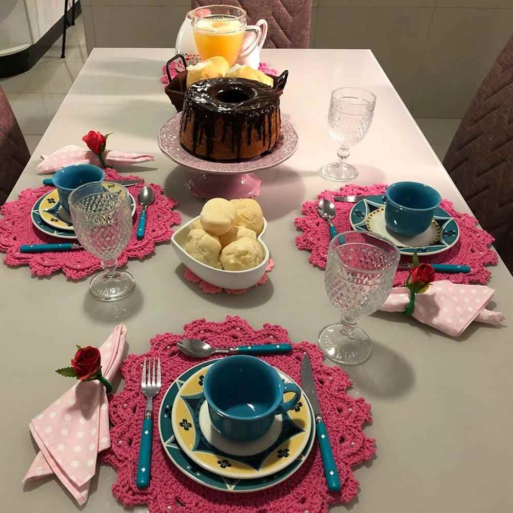mesa posta café da manhã colorida e alegre