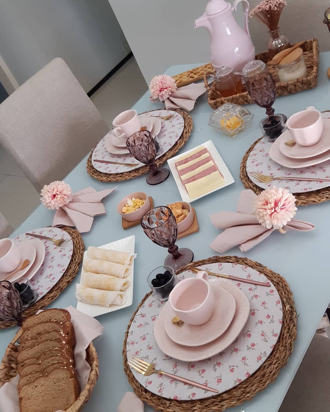 mesa posta café da manhã para receber visitas