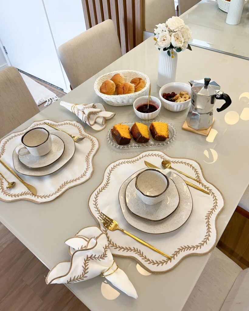 mesa posta café da manhã com itens que tenho em casa