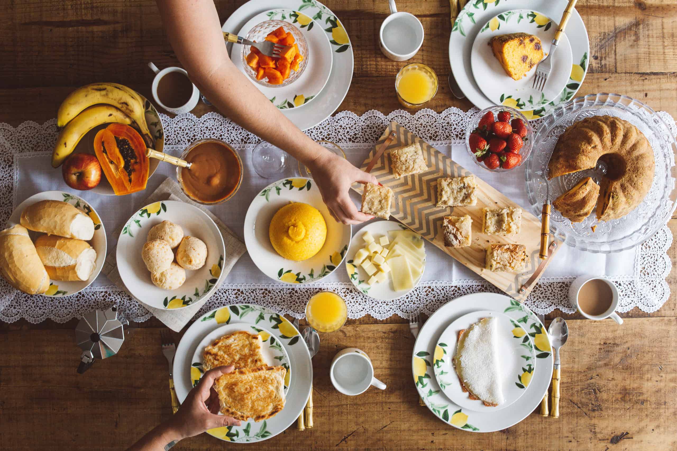 mesa posta café da manhã para receber visitas