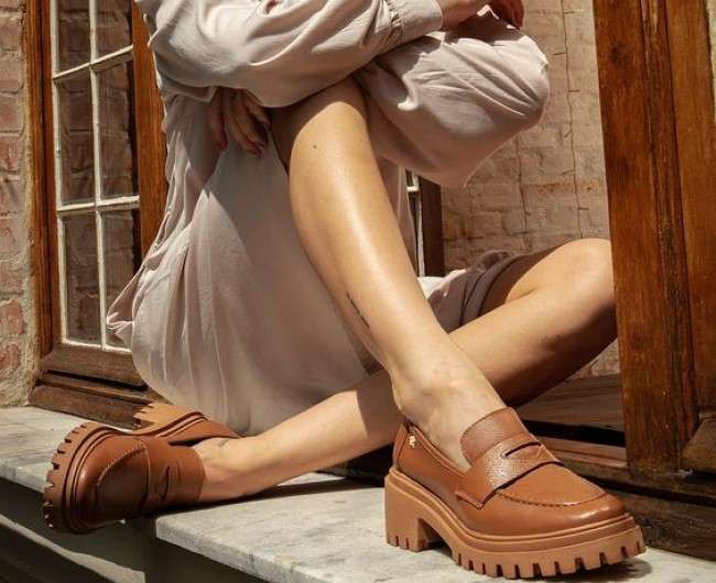 mocassim feminino com saia midi