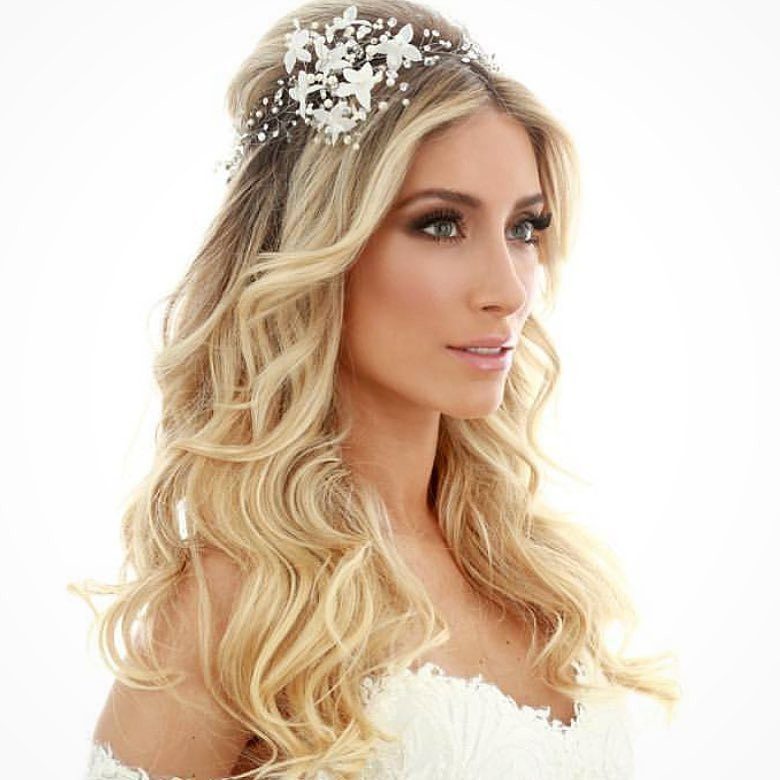 modelo de penteado para casamento na praia