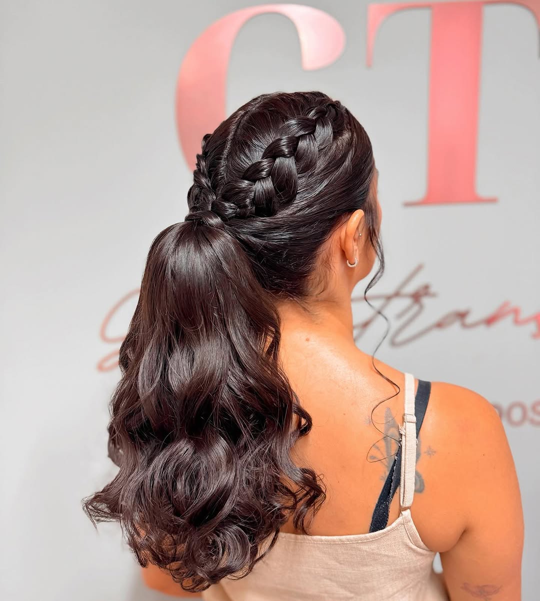 modelo de penteado para casamento cabelo cacheado