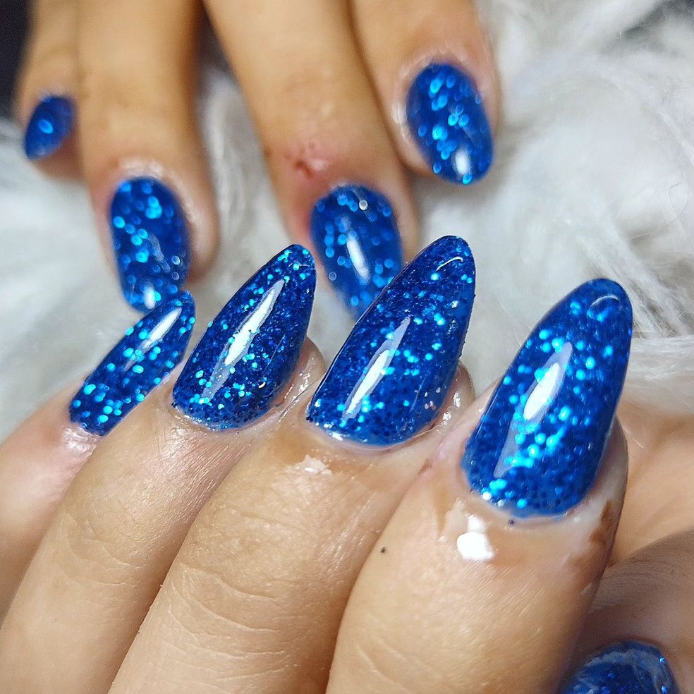 inspiração unhas em gel azul decoradas