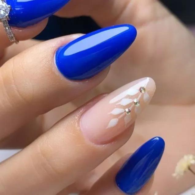 modelo de unha em gel azul