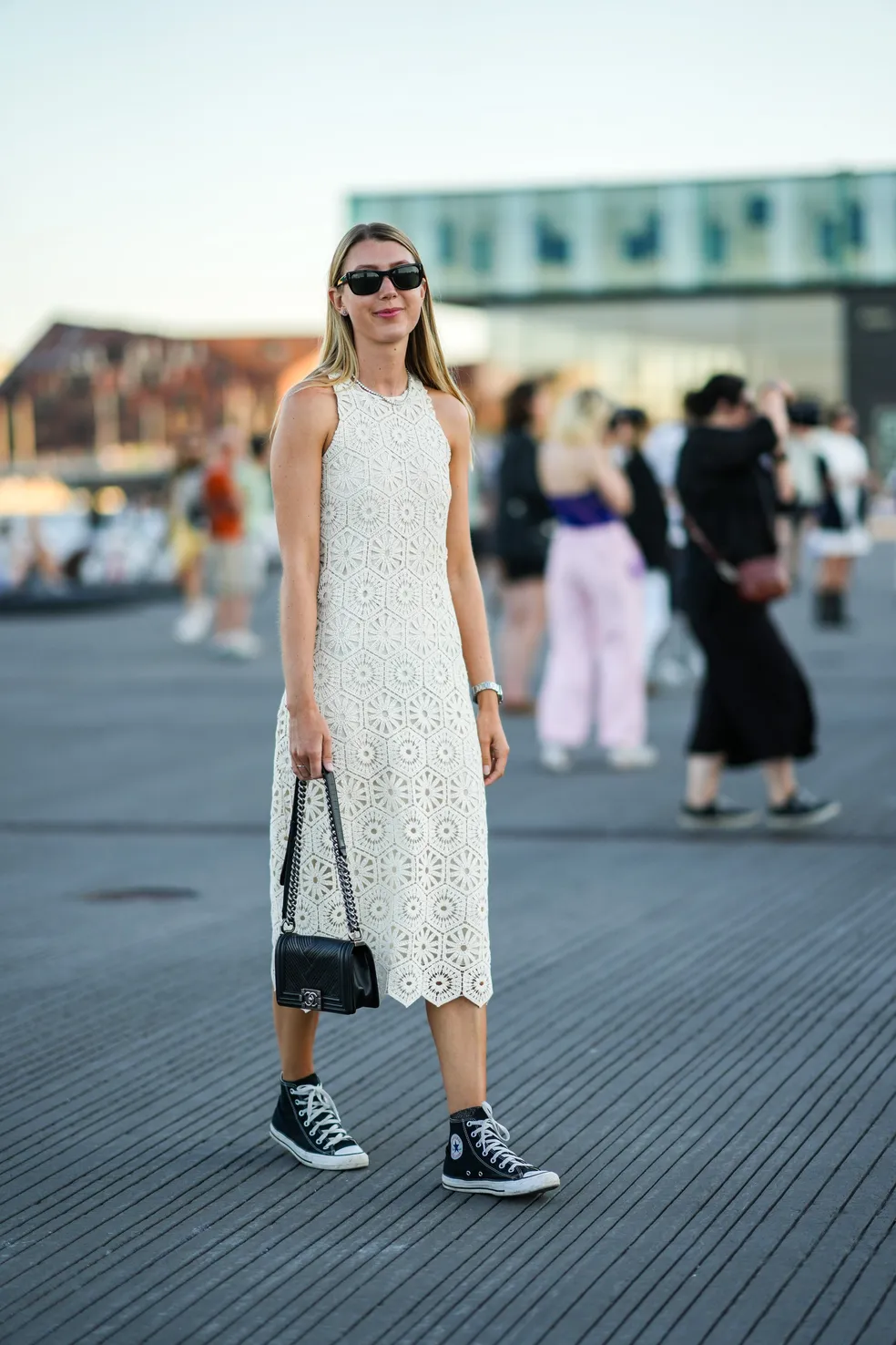 Descubra os Tênis Retro Slim que Vão Transformar Seus Looks com Vestido