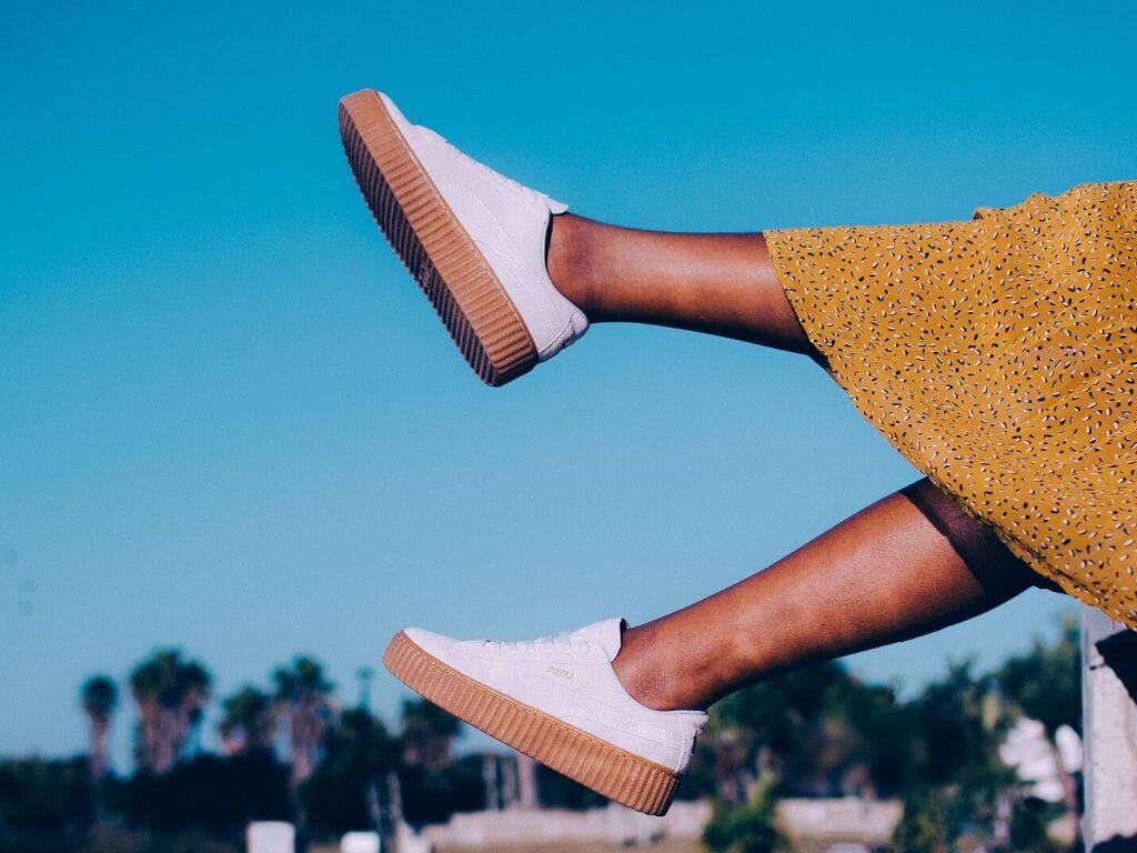 Do Dia à Noite: Como Usar Tênis com Vestido em Diferentes Ocasiões