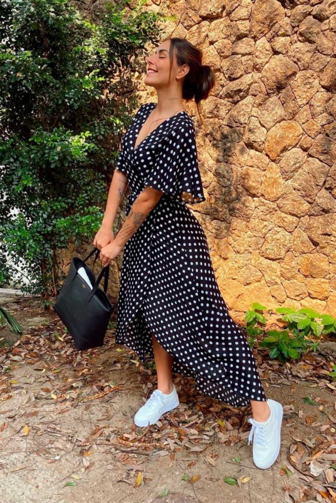 Do Dia à Noite: Como Usar Tênis com Vestido em Diferentes Ocasiões