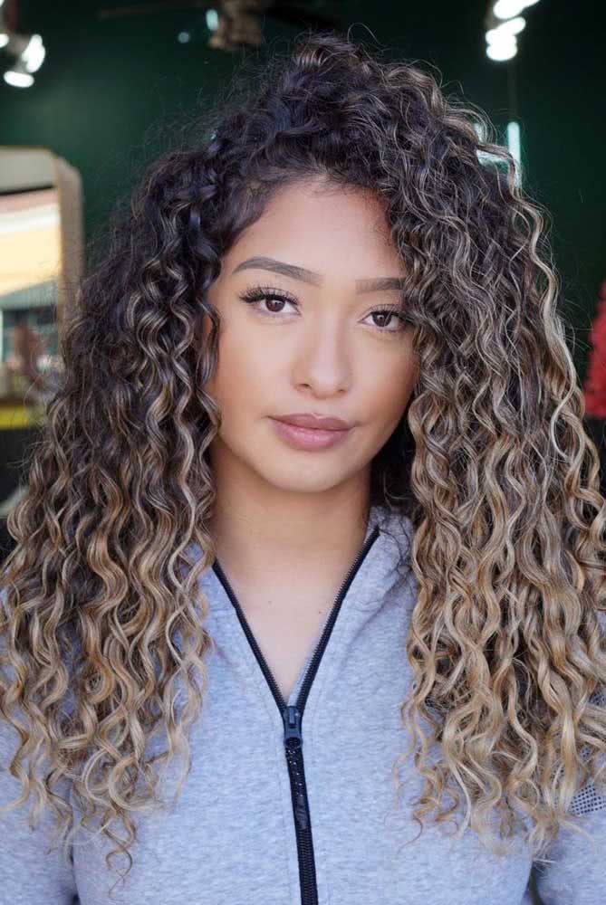 inspiração morena iluminada cabelo cacheado curto