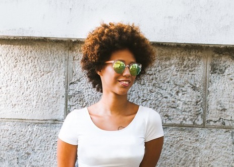 como cuidar de cabelo cacheado curto morena iluminada