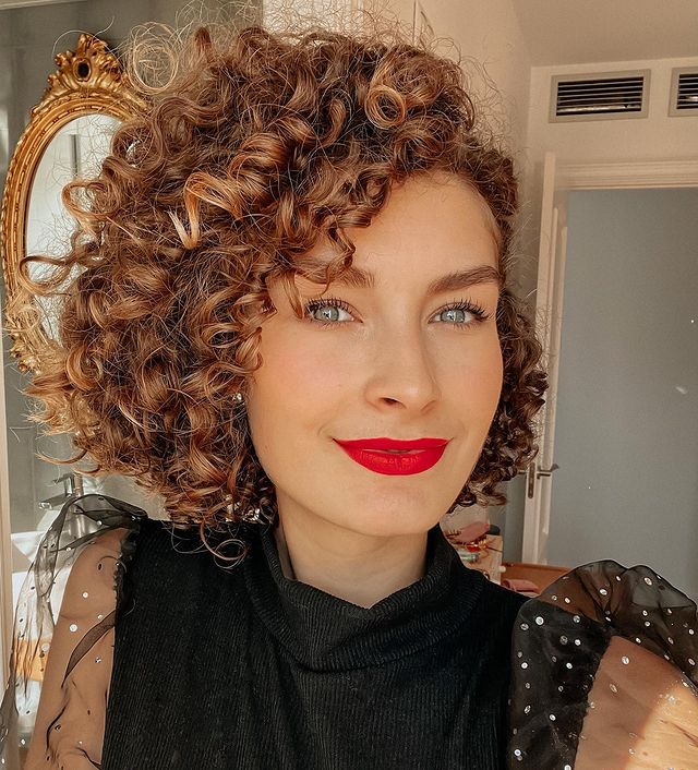 morena iluminada cabelo cacheado curto