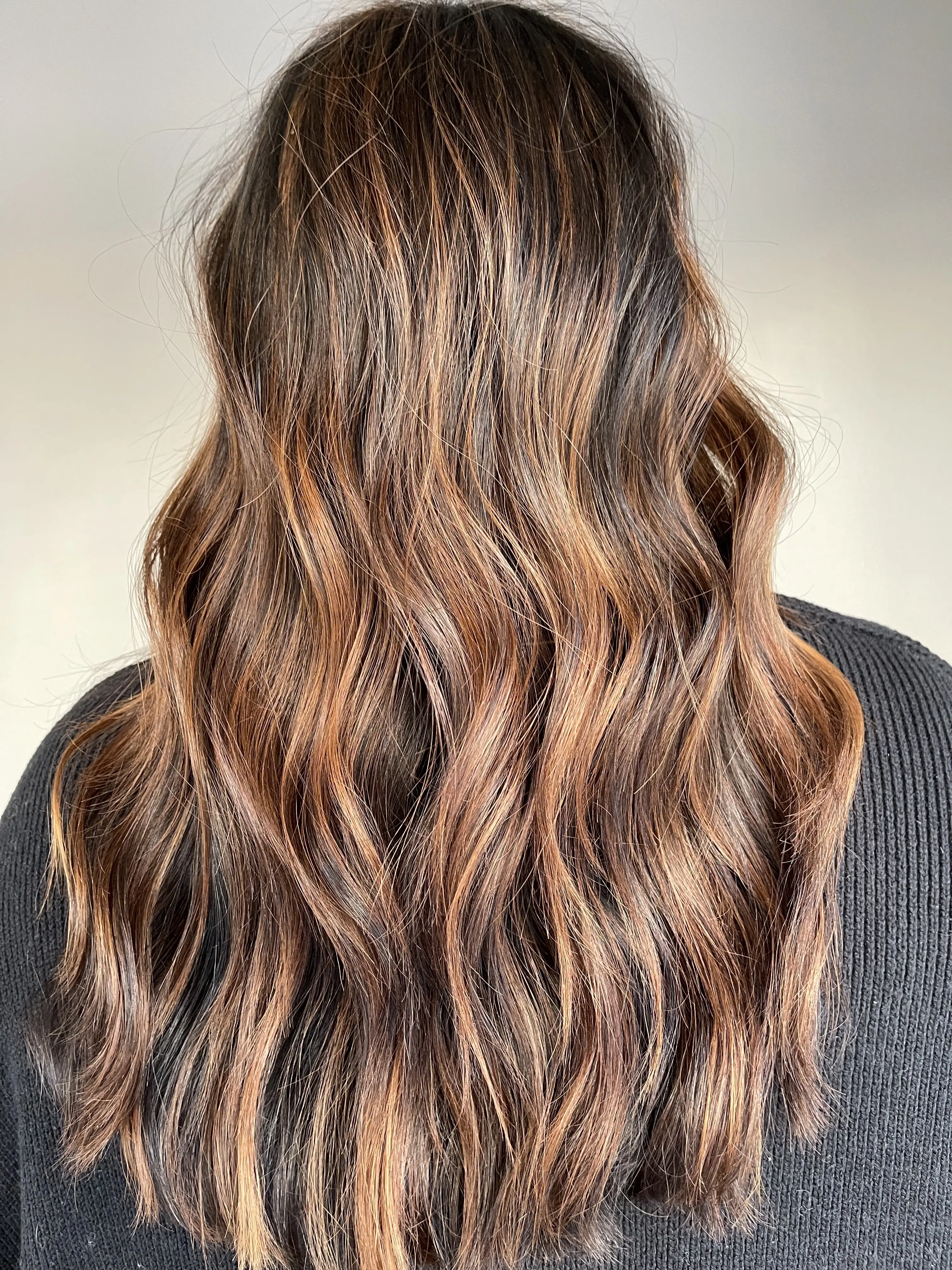 morena iluminada mel corte long bob cacheado