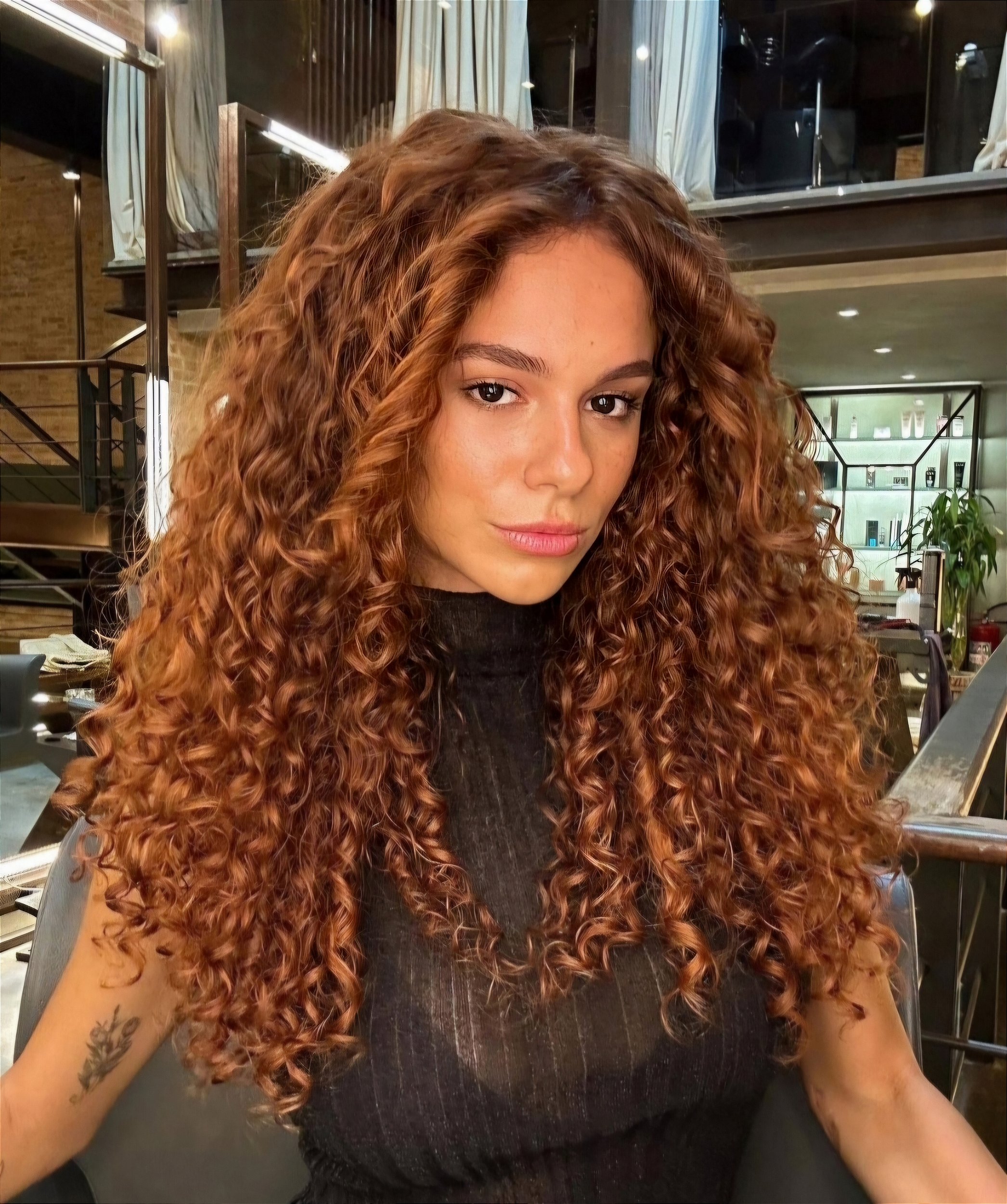 morena iluminada mel corte long layers cacheado