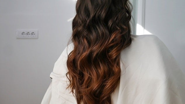 morena iluminada mel cabelo cacheado longo