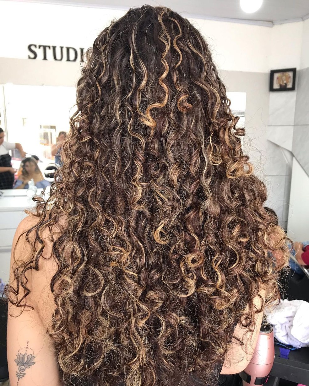 morena iluminada mel cabelo cacheado crespo