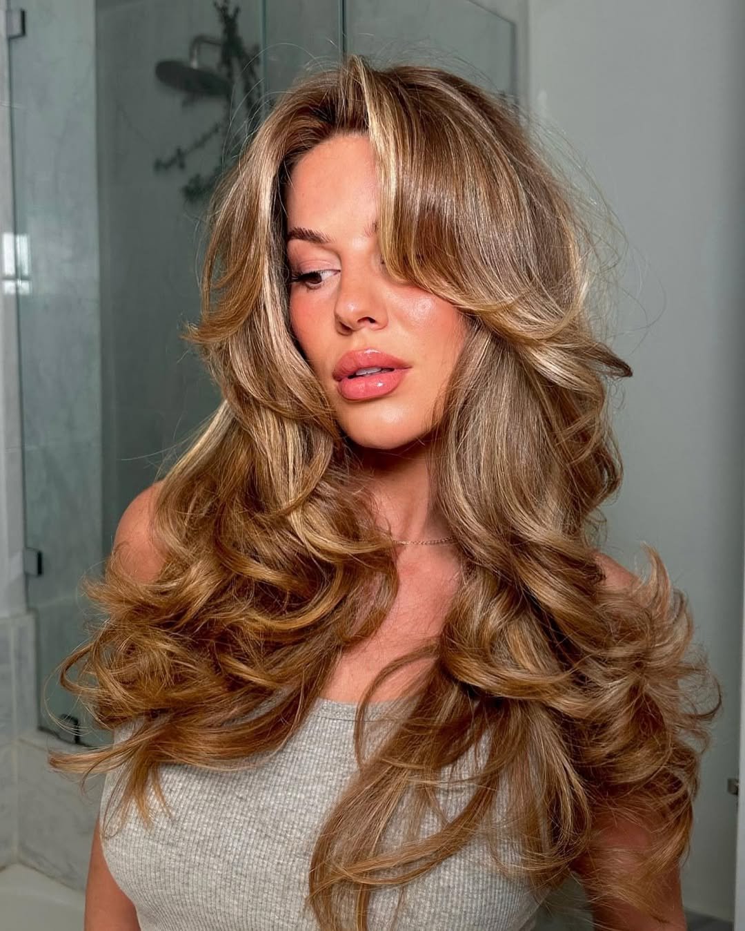 morena iluminada mel balayage cacheado