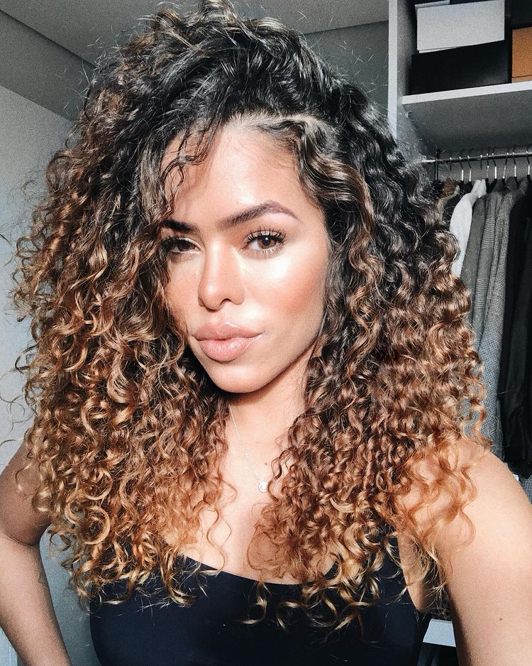 morena iluminada mel ombré cacheado