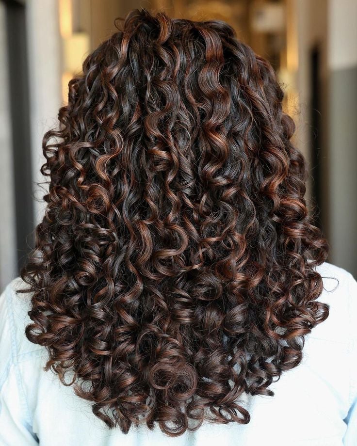 morena iluminada mel balayage cacheado