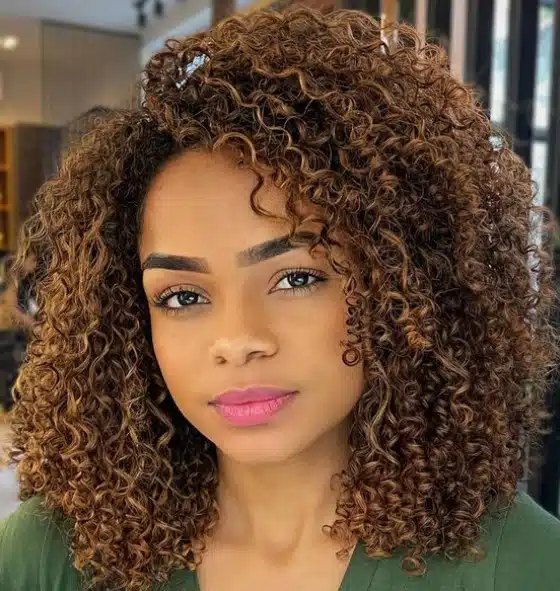morena iluminada mel ombré cacheado