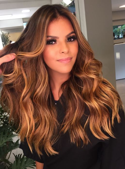 custo morena iluminada cobre cabelo liso salão