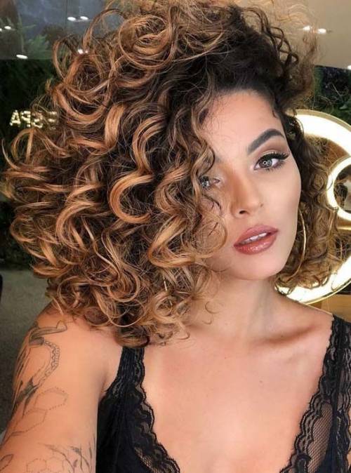 morena iluminada cabelo cacheado curto