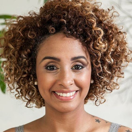 morena iluminada cabelo cacheado curto