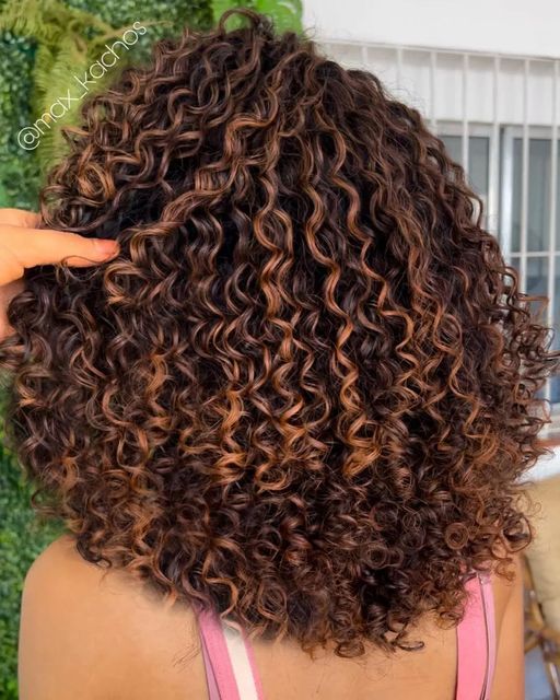 cuidados morena iluminada cabelo cacheado
