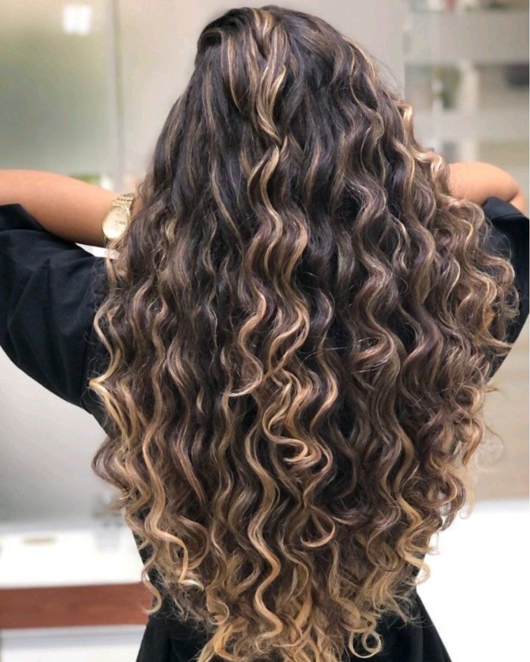 morena iluminada cabelo cacheado longo