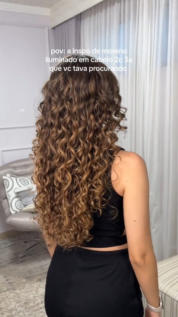 morena iluminada cabelo cacheado avelã