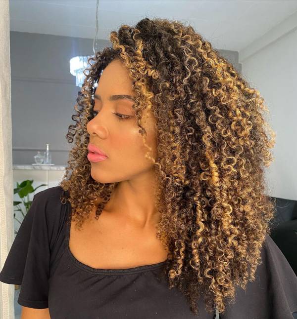 morena iluminada em cabelo cacheado dicas e cuidados