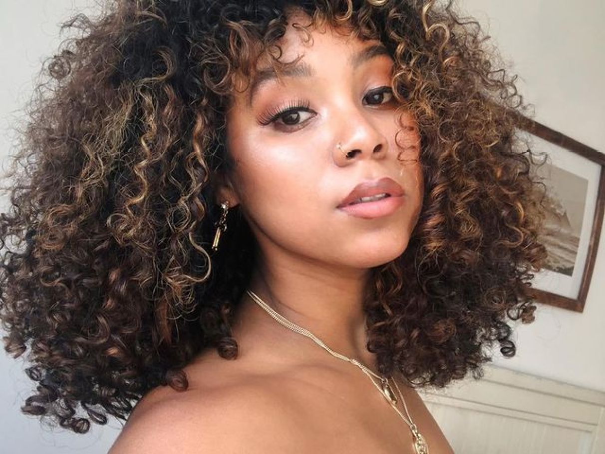 morena iluminada cabelo cacheado inspiração