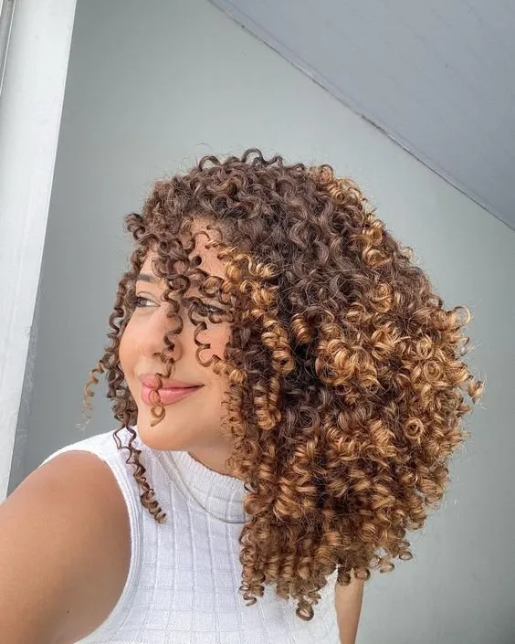 morena iluminada cabelo cacheado antes e depois