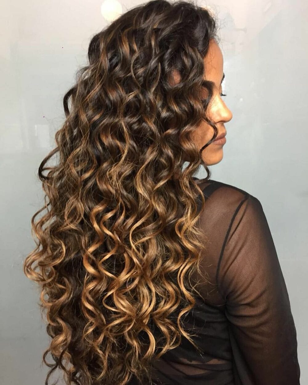 morena iluminada cabelo cacheado manutenção