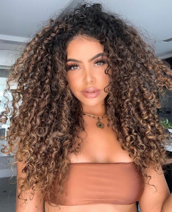 morena iluminada cabelo cacheado curto