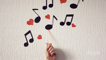 O Papel do DJ na Festa de 15 Anos: Sincronia e Emoção na Pista