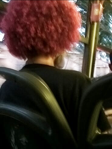 Cortes Curtos e Pixie Rosa em Mulheres Negras: Ousadia e Estilo