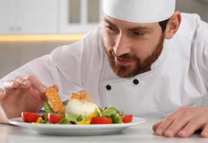 custo médio de um jantar com pratos que começam com n