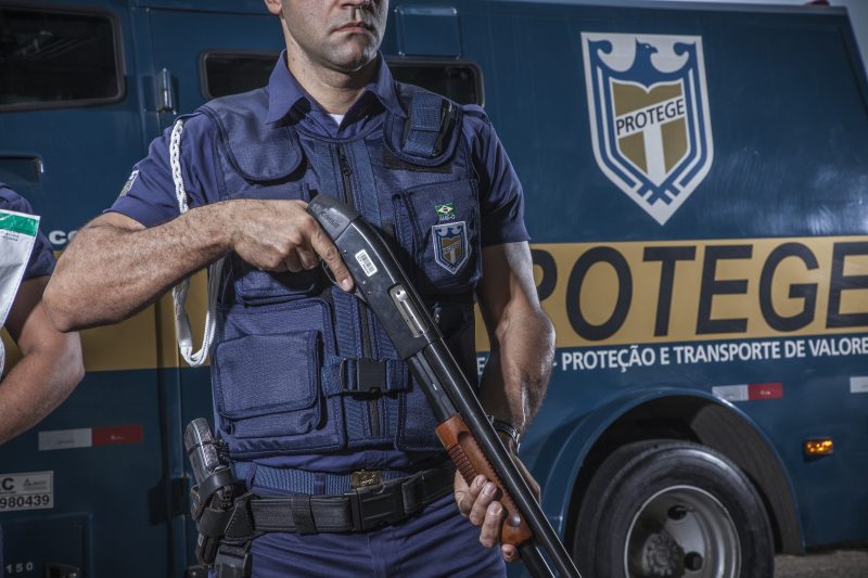 Guia Completo: Como Iniciar a Carreira de Vigilante no Brasil; Vigilante vs. Vigia: Entenda as Diferenças Legais e Profissionais; As Especializações do Vigilante: De Patrimonial a Segurança Pessoal Privada; Requisitos e Formação: Tudo o que Você Precisa para Ser um Vigilante Legalizado; O Papel do Vigilante na Segurança de Eventos e Transporte de Valores