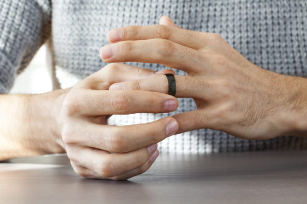 5 ideias de títulos:
1. Anel Preto na Mão Esquerda: Desvendando os Significados Religiosos e Modernos
2. O Poder do Anel de Tucum: Um Símbolo de Luta e Compromisso Social
3. Alianças Pretas: A Nova Tendência para Casamentos e Compromissos
4. Anel Ace na Mão Esquerda: Entendendo a Expressão de Identidade
5. Tecnologia e Estilo: O Papel dos Anéis Pretos Inteligentes